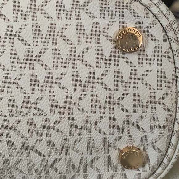 ***SOLD*** Michael Kors Jet Set Medium Signature Pocket Tote - Picture 13 of 14